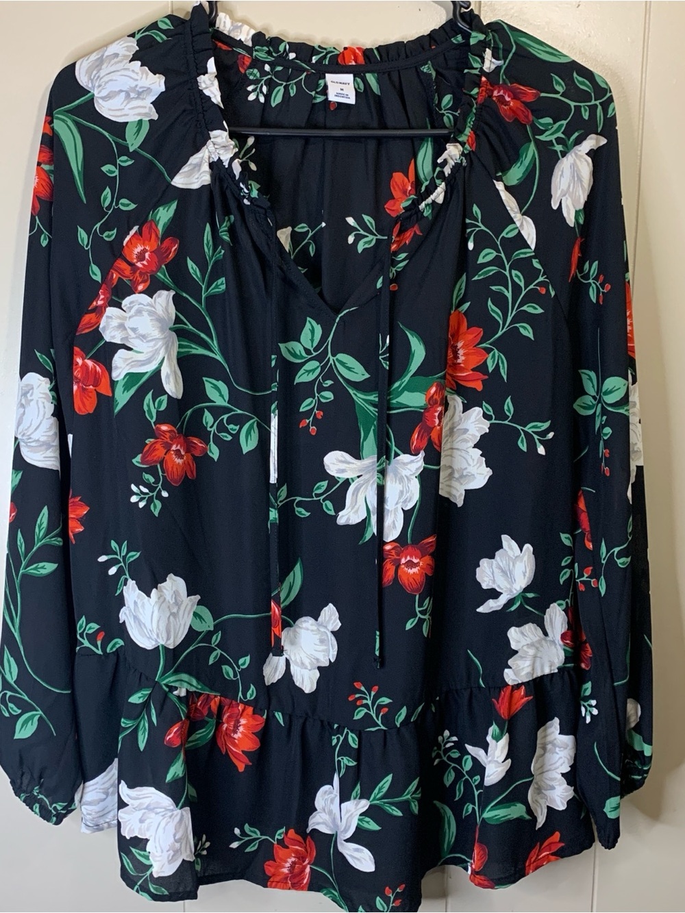 Women’s M Old Navy Black Floral Blouse with Red & White Flowers ruffle hemline